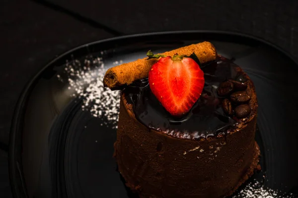 Крупный План Шоколадного Десерта Клубничными Кофейными Зёрнами — стоковое фото