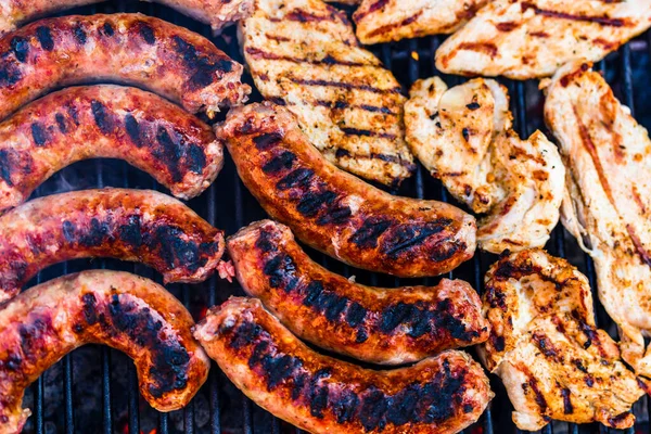 Felső Nézet Közelkép Grillezés Kolbászok Sertésszeletek Egy Faszén Grill — Stock Fotó