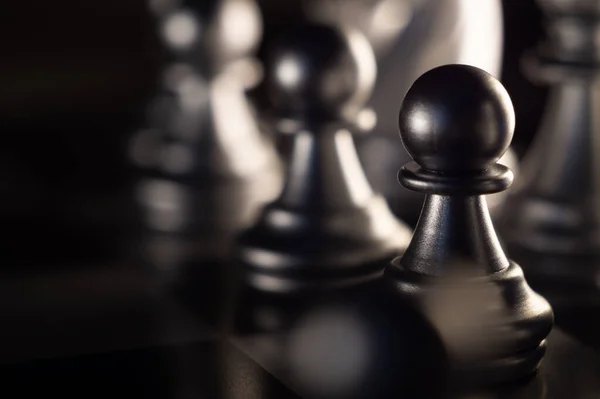 Крупним Планом Знімок Шахових Фігур Темному Тлі — стокове фото