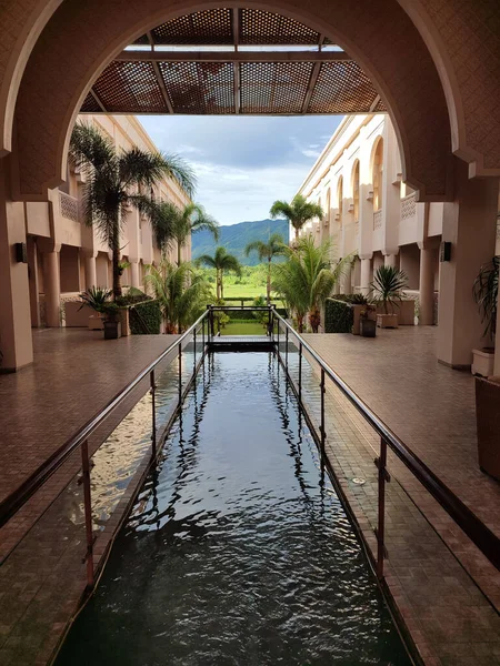 Una Toma Vertical Piscina Larga Estrecha Dentro Edificio — Foto de Stock