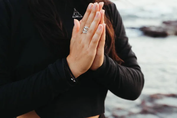 Руки Піднімаються Іменах Мудра Практика Йоги Медитації — стокове фото