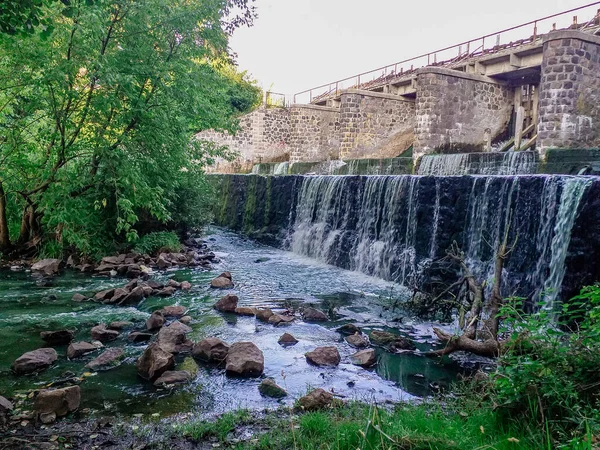 Une Belle Vue Pont Pierre Sur Une Petite Cascade Milieu — Photo