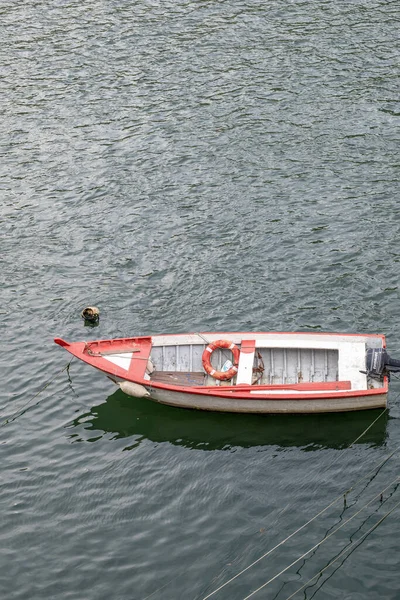 Ein Kleines Boot Auf Dem Wasser Einem Bewölkten Tag — Stockfoto