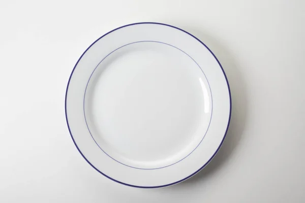 白い背景で昼食のための茶色のつばのセラミックプレートのトップビュー — ストック写真