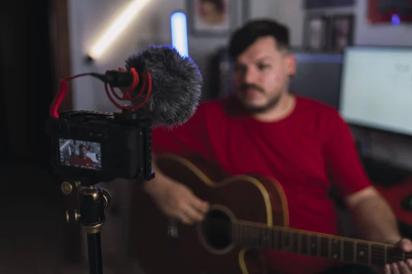 Een Weergave Van Een Basgitarist Die Video Opneemt Voor Zijn — Stockfoto