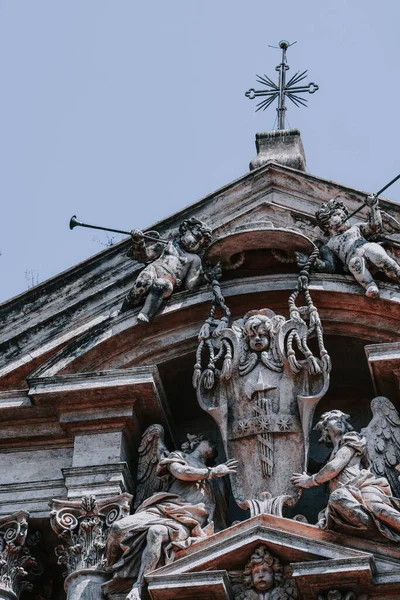 Plano Vertical Edificio Histórico Con Estatuas Roma Italia — Foto de Stock