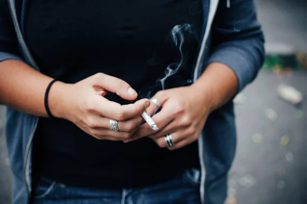Egy Közeli Felvétel Férfi Kezekről Ezüst Gyűrűkkel Amint Egy Cigarettát — Stock Fotó