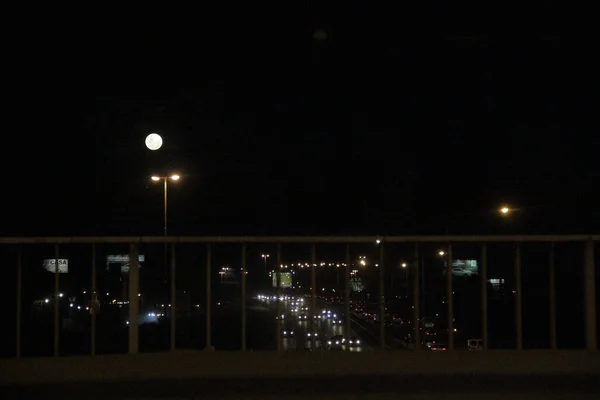 Beau Paysage Nocturne Lune Circulation Routière Depuis Pont — Photo