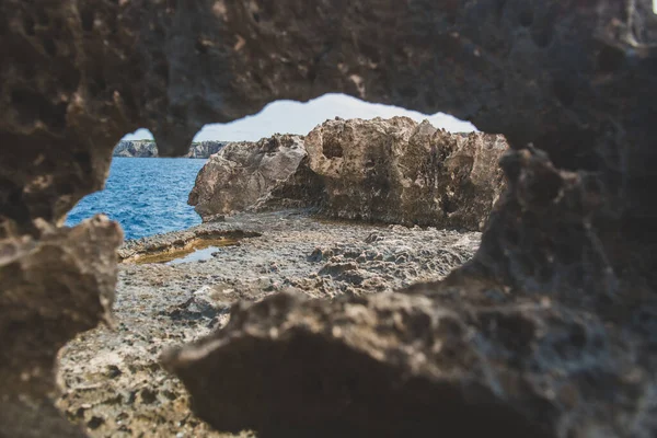 西班牙福门特拉岛上的蓬塔普利马 一条美丽的岩石海岸线穿过岩石拱门 — 图库照片