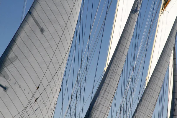 Eine Aufnahme Von Segelschiffsmasten Tiefflug Unter Sonnenlicht Und Blauem Himmel — Stockfoto