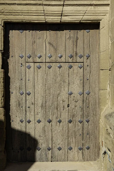 Pionowe Ujęcie Drewnianych Drzwi Wejściowych Starego Budynku — Zdjęcie stockowe