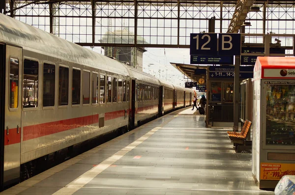 Frankfurt Niemcy Sie 2021 Pociąg Intercity Jest Gotowy Odjazdu Peronu — Zdjęcie stockowe