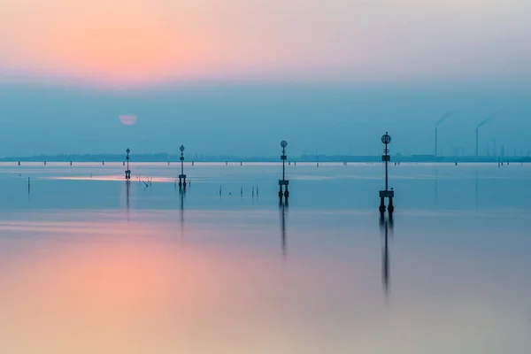 Ένα Όμορφο Ηλιοβασίλεμα Στη Λιμνοθάλασσα Της Βενετίας Ήρεμα Νερά Στη — Φωτογραφία Αρχείου