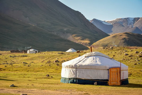 Így Élnek Mongol Emberek Nomád Stílusban Hagyományos Jurtájukkal Mongóliában Fénykép — Stock Fotó