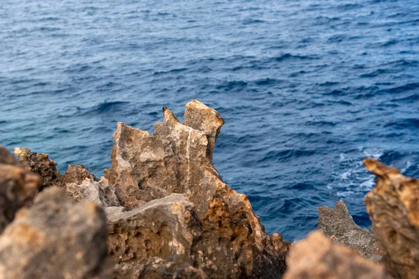 Närbild Stenig Kust Bakgrund Ett Vågigt Blått Hav — Stockfoto