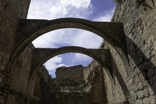 Bajo Ángulo Tiro Arcos Castillo Histórico Bajo Cielo Brillante —  Fotos de Stock