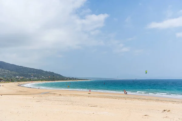 Spanya Nın Tarifa Kentindeki Serin Mavi Sularda Uçurtma Sörfçülerinin Olduğu — Stok fotoğraf