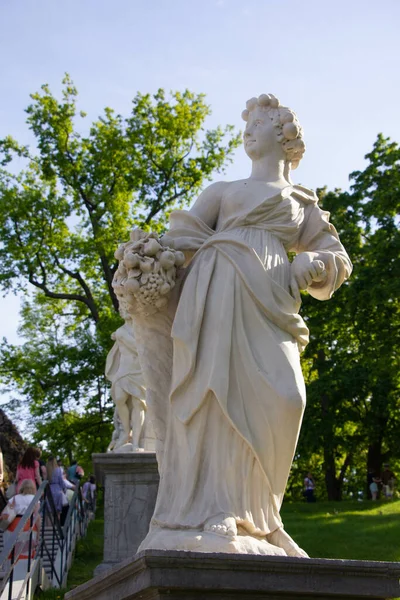 Close Uma Estátua Pedra Palácio Peterhof São Petersburgo — Fotografia de Stock