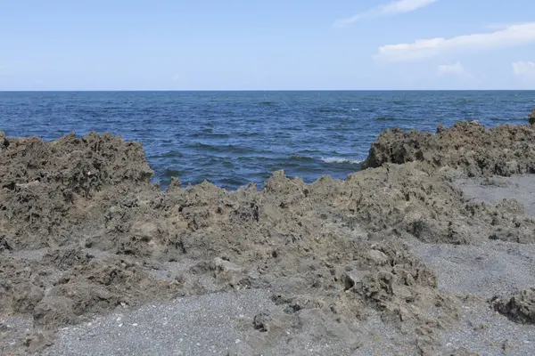 海浪把岩石溅到美国佛罗里达州的自然保护区 珊瑚礁被海水侵蚀 — 图库照片