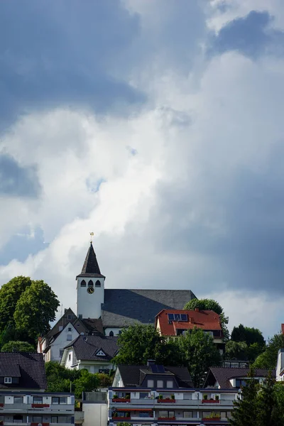 Plano Vertical Una Iglesia Otros Edificios Bajo Cielo Azul —  Fotos de Stock