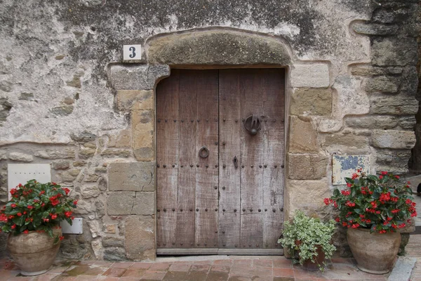 Krásný Výhled Staré Dřevěné Dveře Budově Ulici Monells Girona Španělsko — Stock fotografie