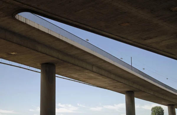 Tiro Ângulo Baixo Uma Ponte Dusseldorf Alemanha — Fotografia de Stock