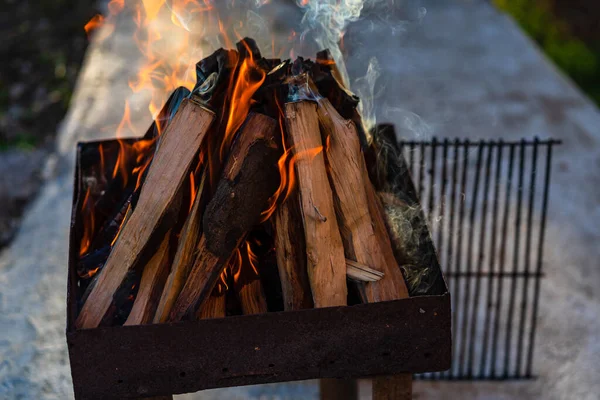 Nahaufnahme Des Verbrennens Von Hackschnitzeln Die Vor Dem Kochen Kohle — Stockfoto