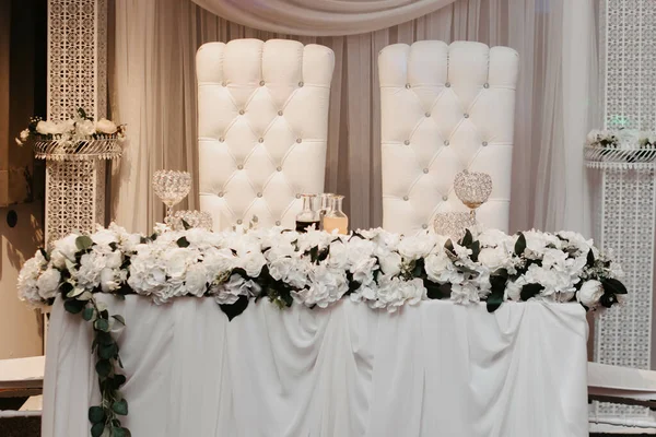 Una Mesa Boda Bellamente Decorada Con Flores Blancas — Foto de Stock