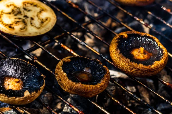 Shot Cogumelos Champignon Saborosos Legumes Sendo Cozidos Uma Grelha Carvão — Fotografia de Stock