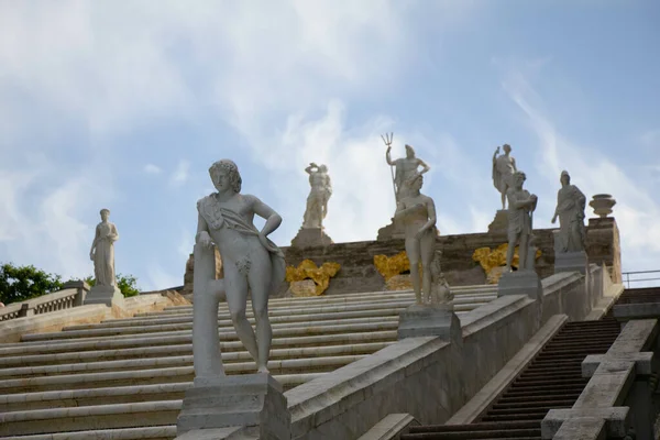 Primer Plano Estatuas Roca Blanca Escalera Del Palacio Peterhof San —  Fotos de Stock