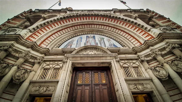 Uma Foto Baixo Ângulo Bela Entrada Catedral Westminster Londres Inglaterra — Fotografia de Stock