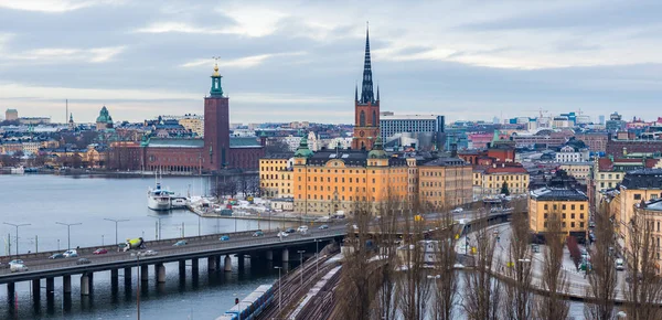 スウェーデンのカラフルな建物や広い通りや川がある美しいストックホルムの景色 — ストック写真