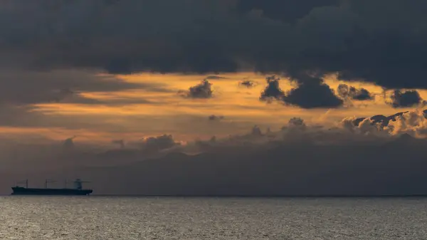 Coucher Soleil Derrière Épais Nuages Sombres Dessus Océan Avec Une — Photo