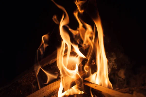 Gece Karanlığında Bir Şenlik Ateşinin Yakın Plan Çekimi — Stok fotoğraf
