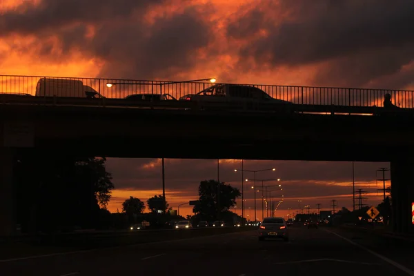 Uma Paisagem Urbana Tarde Uma Estrada Uma Ponte Com Carros — Fotografia de Stock
