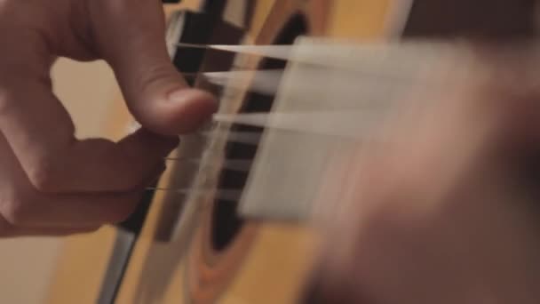 Primer Plano Una Mano Sosteniendo Piano Madera — Vídeo de stock