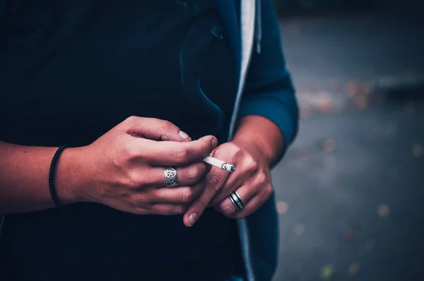 Tiro Close Mãos Masculinas Com Anéis Prata Segurando Cigarro Aceso — Fotografia de Stock