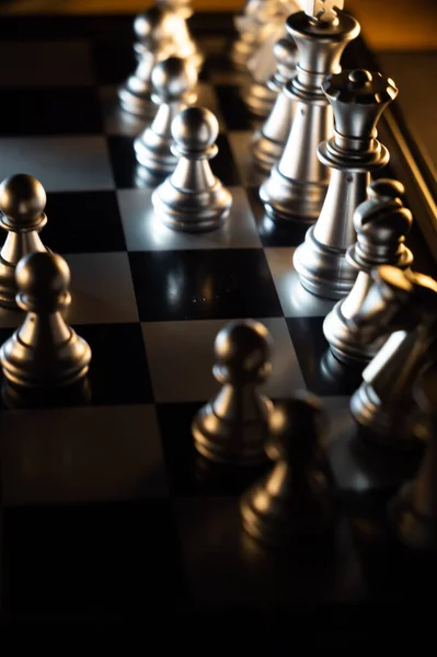 Крупный План Шахматных Фигур Тёмном Фоне — стоковое фото