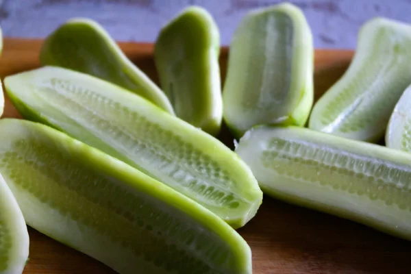 Närbild Färska Gröna Gurkor Ett Bord — Stockfoto