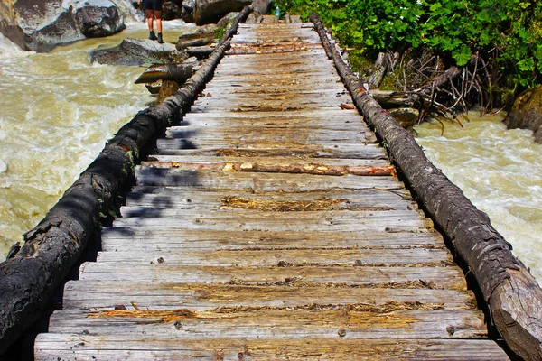 Деревянный Мост Через Бурлящую Реку — стоковое фото