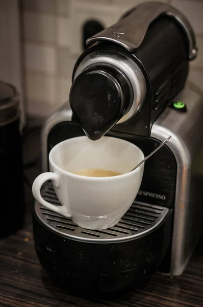 Poznan Lengyelország Nov 2016 Egy Kávéscsésze Egy Működő Nespresso Gépben — Stock Fotó