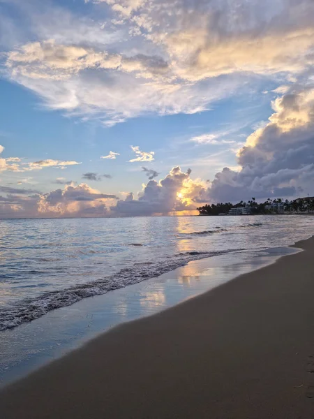 Vertical Shot Beach Surrounded Sea Blue Cloudy Sky Sunrise — Stock Photo, Image