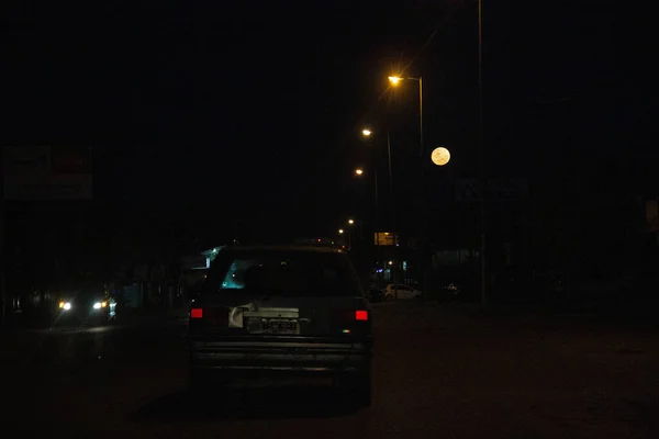 Uma Visão Noturna Cidade Uma Estrada Tráfego Lua — Fotografia de Stock