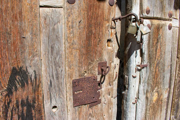 Gros Plan Une Porte Bois Avec Une Charnière Rouillée Cadenas — Photo