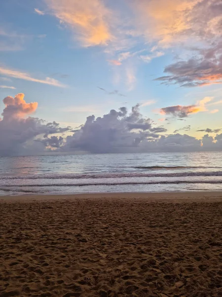 Tiro Vertical Praia Cercada Pelo Mar Sob Céu Azul Nublado — Fotografia de Stock