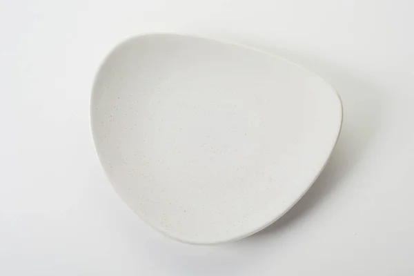 Een Nieuwe Kleine Afgeronde Driehoekige Witte Keramische Dessertplaat Witte Achtergrond — Stockfoto
