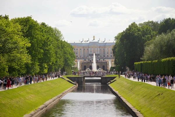 Uma Bela Paisagem Palácio Peterhof Parque Com Rio Muitos Turistas — Fotografia de Stock