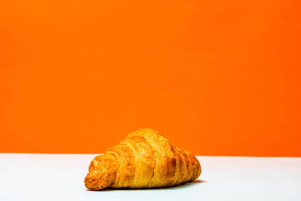 Primer Plano Croissant Francés Aislado Naranja — Foto de Stock