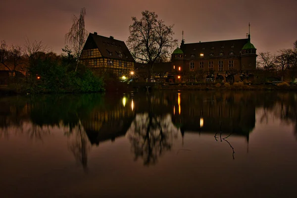 Castelo Wittringen Sua Reflexão Sobre Fosso Contra Céu Crepúsculo Gladbeck — Fotografia de Stock