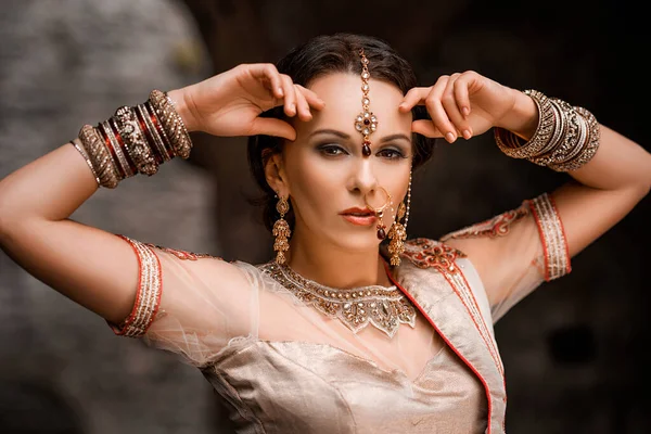 Λευκή Γυναίκα Ινδιάνικο Φόρεμα Σάρι Και Κοσμήματα Καθώς Και Σκουλαρίκια — Φωτογραφία Αρχείου